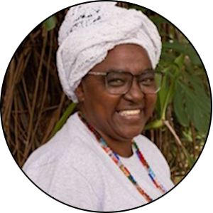 Ana Maria de Paula Cruz (Mãe Ana de Iansã no Terreiro de Umbanda Caboclo Pedra Branca) é representante da câmara setorial de culturas tradicionais de Poços de Caldas. Sacerdotisa de Umbanda. Presidente da Associação Afro Ancestral de Poços de Caldas (MG). Liderança sociocultural nas Instituições de Matrizes Africanas desde 1980. Mobilização e produção cultural de eventos geradores de impacto social e inclusão racial. Formação em atividades assistenciais voltadas ao atendimento de Casas de Passagem / abrigos de acolhimento. Formação em práticas pedagógicas de educação para a diversidade com ênfase na promoção de saberes sobre história Afro-brasileira e conhecimento de matrizes.