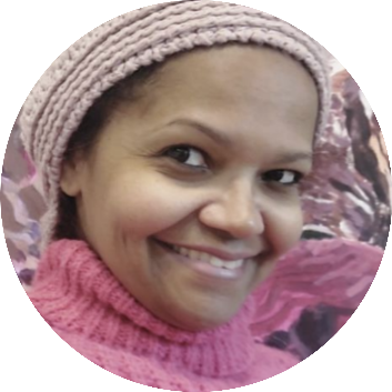 Alessandra Bernardo Rosemberg, Mestra em Língua Espanhola e Literatura Hispano-Americana do Departamento de Letras Modernas da Universidade de São Paulo. Especialista em Língua Portuguesa pela Pontifícia Universidade Católica (2010) e em Implementação e Gestão em EAD pela Universidade Federal Fluminense (2017). Licenciada e Graduada em Letras Português/ Espanhol pela Universidade de São Paulo (2006). Atualmente é professora do Instituto Federal de Educação Sul de Minas Gerais - IF Sul de Minas - Campus Poços de Caldas e Coordenadora do Núcleo de Estudos Afro-brasileiros e Indígenas e Centro de Línguas da mesma instituição. Tem experiência na área de Educação, com ênfase em Língua Portuguesa e Espanhola. Desenvolve estudos nas áreas de educação para as relações étnicos-raciais e interdisciplinariedade no processo de ensino -aprendizagem na eduçação básica.