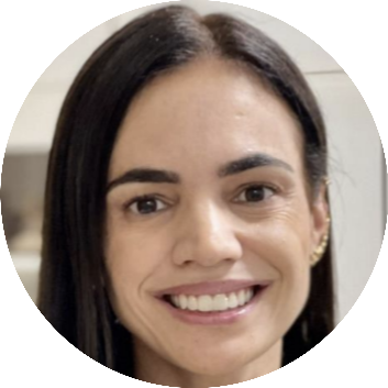 Cláudia Helena dos Santos Araújo, Pós-doutora em Estudos Culturais (PACC – UFRJ) e doutora em Educação (PUC Goiás). Professora e pesquisadora do Instituto Federal de Educação, Ciência e Tecnologia de Goiás (IFG), coordena o Núcleo de Pesquisas e Estudos na Formação Docente e Educação Ambiental – NUPEDEA. É pesquisadora da Cátedra de Educação Básica Alfredo Bosi (IEA-USP) e do grupo Educa+AI.