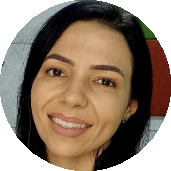 Lívia Carolina Vieira, Doutora em Educação (UFSCar), Professora do Campus Poços de Caldas do IFSULDEMINAS. Atuou na Cátedra Oscar Sala (IEA-USP) nas pesquisas sobre uso ético e responsável da Inteligência Artificial na educação, e atualmente é pesquisadora na Cátedra de Educação Básica Alfredo Bosi (IEA-USP) e do grupo Educa+AI.